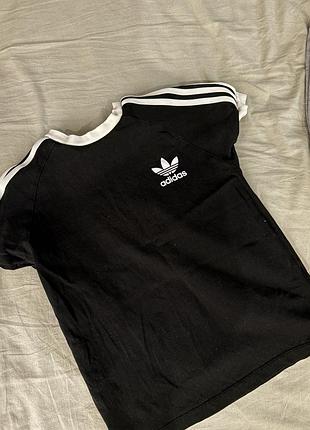 Футболка жіноча adidas чорна з білими смужками