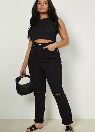 Новые джинсы мом boohoo plus pipped knee mom jeans черного цвета