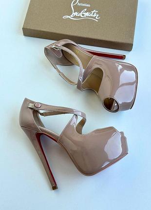 Женские бежевые лаковые босоножки louboutin exagona 16 см туфли на платформе лабутены