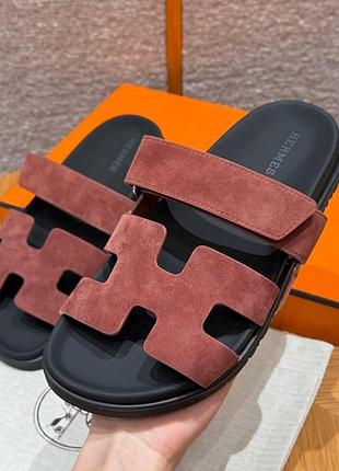 Женские замшевые шлепанцы hermes chypre розово-коричневые гермес на плоской подошве