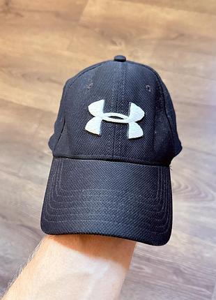 Чорна бейсболка under armour blitzing для тренувань , для бігу