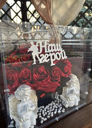Пам'ятний бокс «наш герой» з червоно-чорними трояндами та статуетками ангелів