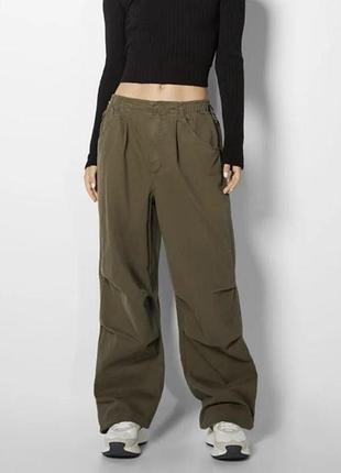 Жіночі штани bershka parachute хакі