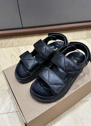 Жіночі чорні шкіряні сандалії prada padded на липучках сандалі прада