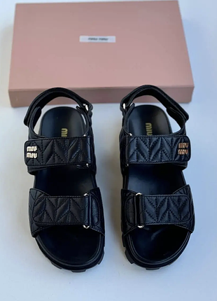 Жіночі шкіряні чорні сандалі miu miu sporty matelassé сандалії на липучках міу міу 36.