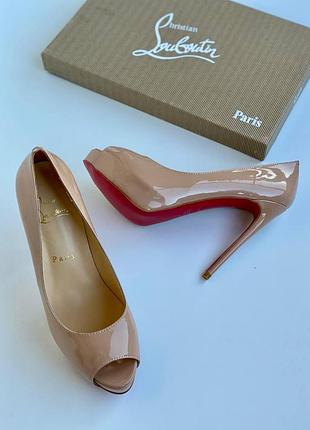 Женские бежевые лаковые туфли на танкетке louboutin new very prive 12 см с открытым пальцем лабутены лабутен