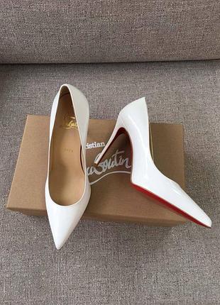 Жіночі білі лаковані туфлі-човники christian louboutin so kate 12 см з червоною підошвою
