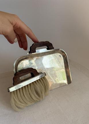 Вінтажний набір для прибирання крихт: посріблений совок та щітка, тихий дворецький