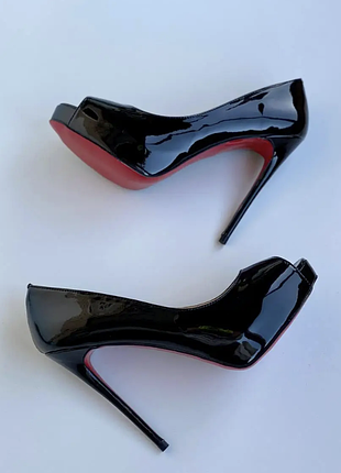 Женские черные лаковые туфли на танкетке louboutin new very prive 12 см с открытым пальцем лабутены лабутен 41