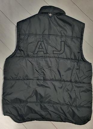 Чувственный дутый,стеганный жилет armani jeans с крупными буквами «aj» на спине