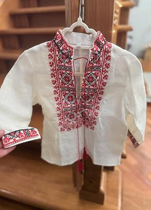 Вишиванка для хлопчика, біла з червоно-чорною вишивкою, на 2 роки