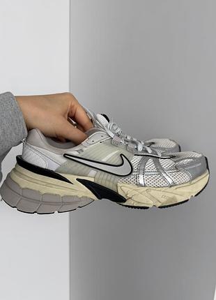 Кросівки nike v2k run сріблясті 2