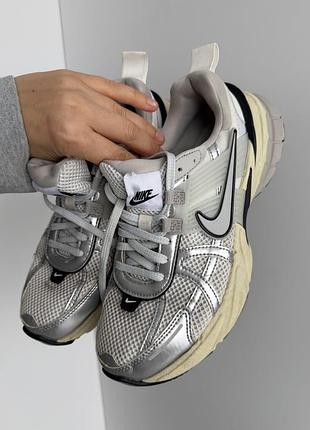 Кросівки nike v2k run сріблясті