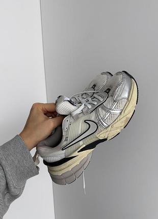 Кросівки nike v2k run сріблясті 10