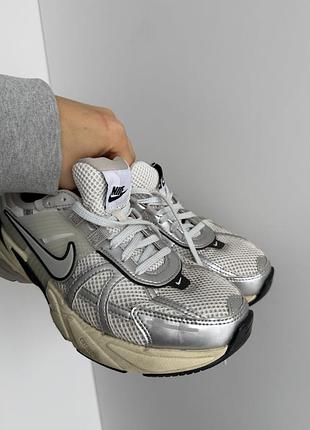 Кросівки nike v2k run сріблясті 9