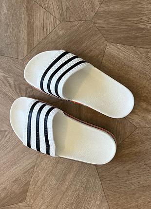 Шльопанці жіночі adidas білі