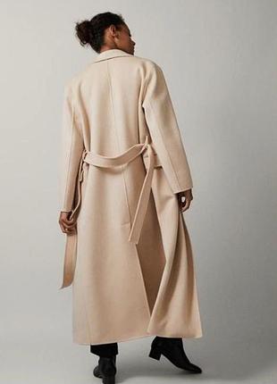Двубортное,шерстяное, кремовое пальто с завязывающимся поясом 
massimo dutti