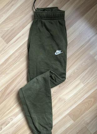 Спортивні штани джогери nike club fleece оливкові (хакі)