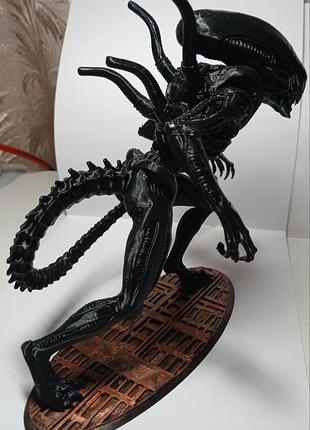 Эксклюзивная, коллекционная фигурка чужого (xenomph) на подставке в динамической позе/Ксеноморф (alien)/Ксеноморф / alien – коллекционная фигурка/стат