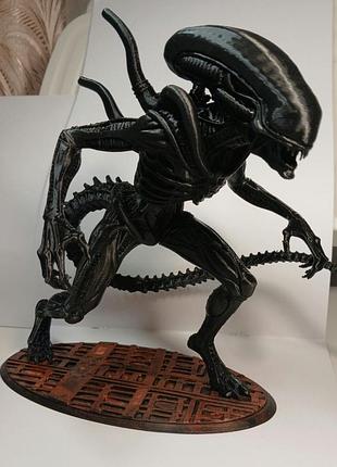 Екслюзивна, колекційнва фігурка чужого (xenomorph) на підставкі в дінамічній позі/ксеноморфа (alien)/ксеноморф / alien — колекційна фігурка/статуетка