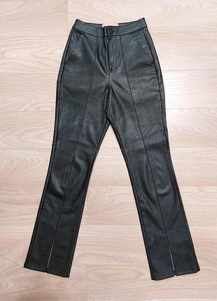Женские брюки из экокожи
