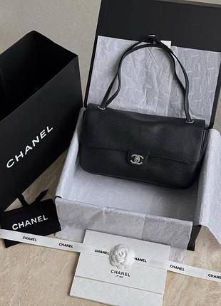 Велика містка шкіряна чорна сумка срібна фурнітура chanel maxi flap bag 32 cm
