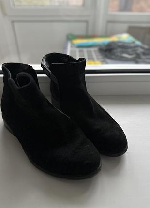 Чорне замшеве взуття