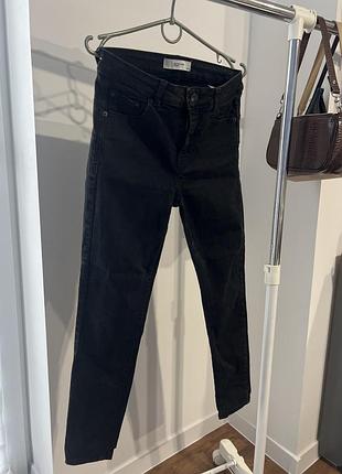 Базові чорні вузькі джинси скіні (skinny) класичного крою