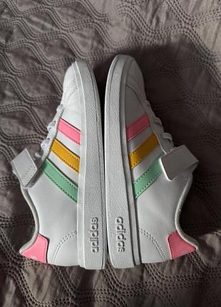 Кеди для дівчаток adidas білі з різнокольоровими смужками