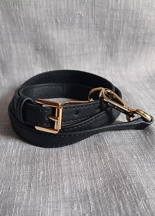 Чорний ремінь для сумки від michael kors.