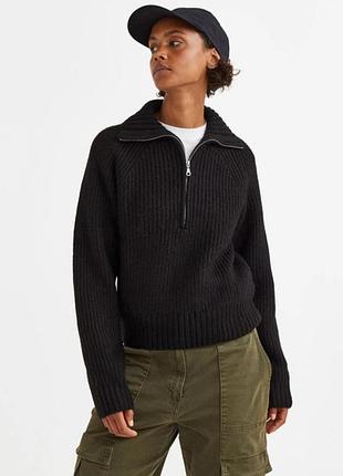 Черный женский свитер в рубчик с воротником-стойкой h&m.
