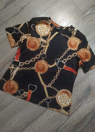 Стильная черная футболка в стиле versace