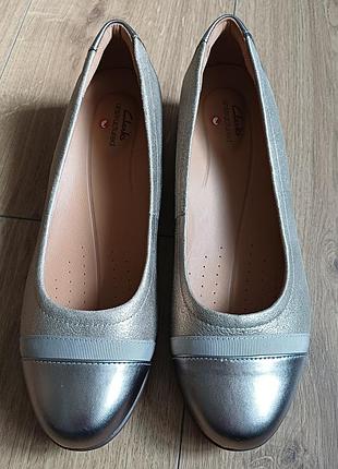 Жіночі туфлі балетки clarks сріблясті, довжина устілки 25.5 см, шкіра