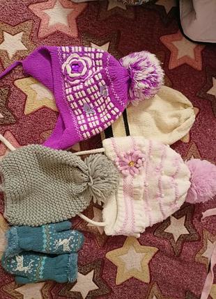 Шапки для дівчаток набір, в'язані, з помпонами