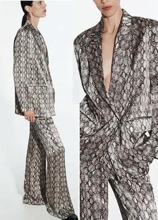 Ефектний брючний костюм zara зі зміїним принтом