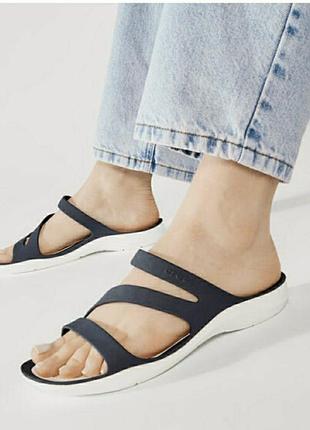 Черно-белые женские шлепанцы crocs swiftwater sandal с мягкими ремешками и контрастной белой подошвой.