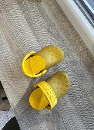 Босоніжки та сандалі для дітей crocs жовті
