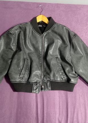 Куртка бомбер zara из экокожи, оверсайз (размер xl)