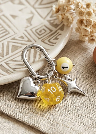 Брелок «lucky dice» з жовтим кубиком та цифрою