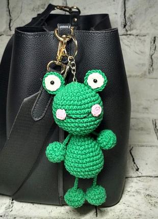Брелок жабка вязаный ручной работы амигуруми hand made 16х4 см