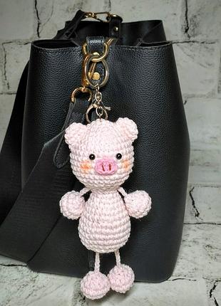 Брелок хрюшка в'язаний ручної роботи амігрумі hand made 16х4 см