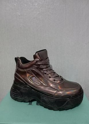 Женские кроссовки из экокожи