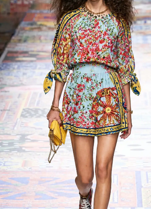 І зорі літа  світять  навіть вдень: костюм dolce gabbana