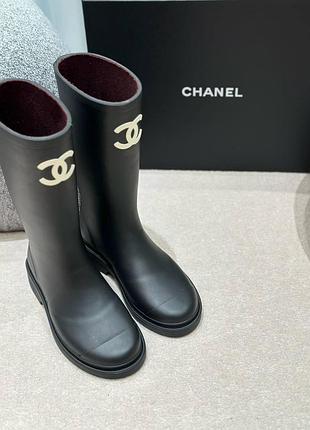 Жіночі чорні гумові чоботи chanel демісезонні з білим логотипом шанель
