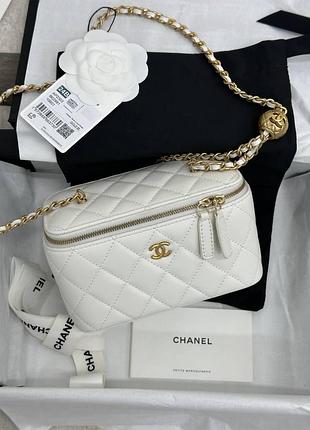 Белая кожаная стёганая сумка chanel vanity с золотой цепочкой — мини-сумка шанель через плечо