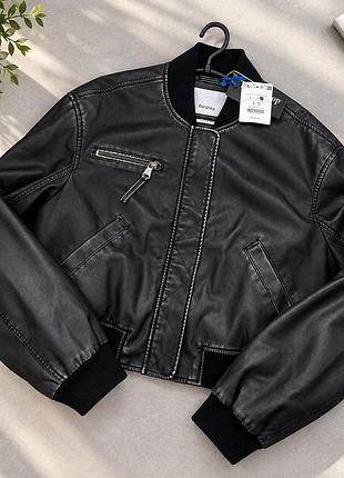 Куртка-бомбер із екошкіри від бренду bershka