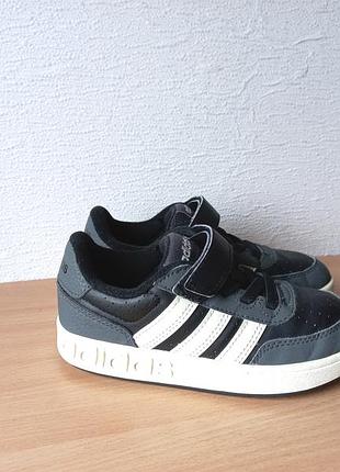 Класні кросівки adidas 31 р. устілка 20 см.