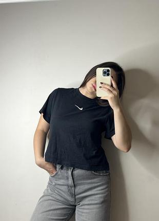 Жіноча футболка nike чорна