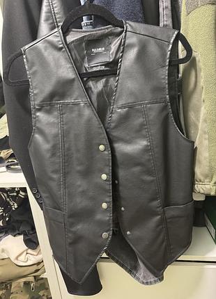 Жилет жіночий pull&bear чорний з екошкіри
