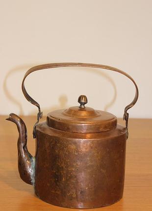 Старовинний мідний чайник